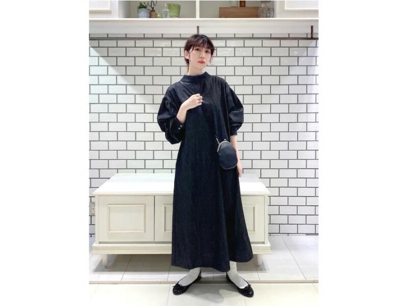 甘めデザイン＆黒のコンビネーションは大人にぴったり　出典：WEAR