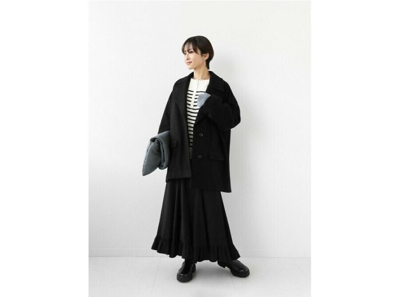 コートやロングスカートなど、マットな生地の時はインナーで明るさを　出典：WEAR