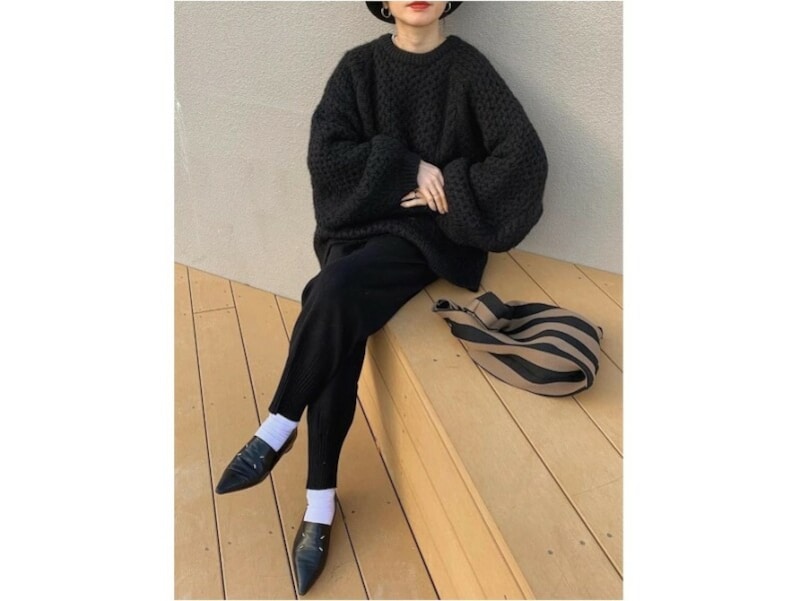 上下黒コーデにはバッグやシューズに辛口なデザインを選んで引き締めて　出典：WEAR