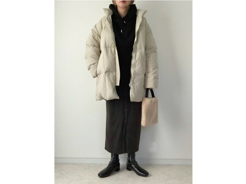 【OKコーデ】体が大きく見えやすいダウンコートの時はインナーの色を揃えて　出典：WEAR