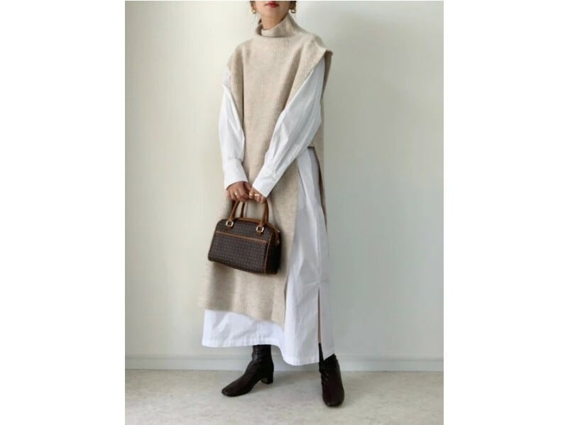 【OKコーデ】ゆったりしたシャツワンピは小物で引き締めるとよし　出典：WEAR