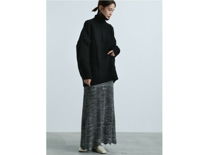 【OKコーデ】ゆったりニットは軽やかなスカートを合わせるバランスがおしゃれ　出典：WEAR