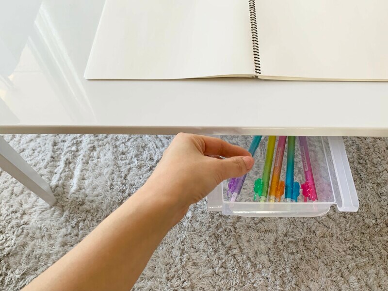 机の下に文具用の引き出しとして活用