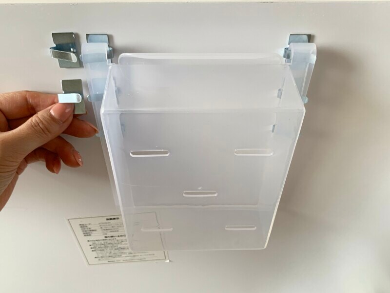 机の裏側にコードクリップをつける