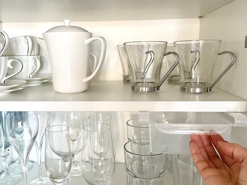 デッドスペースに冷蔵庫収納トレーを設置