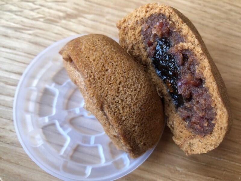 中には黒蜜きな粉餡と黒糖葛