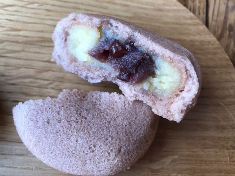 ミルク風味のカスタードクリームと、粒餡