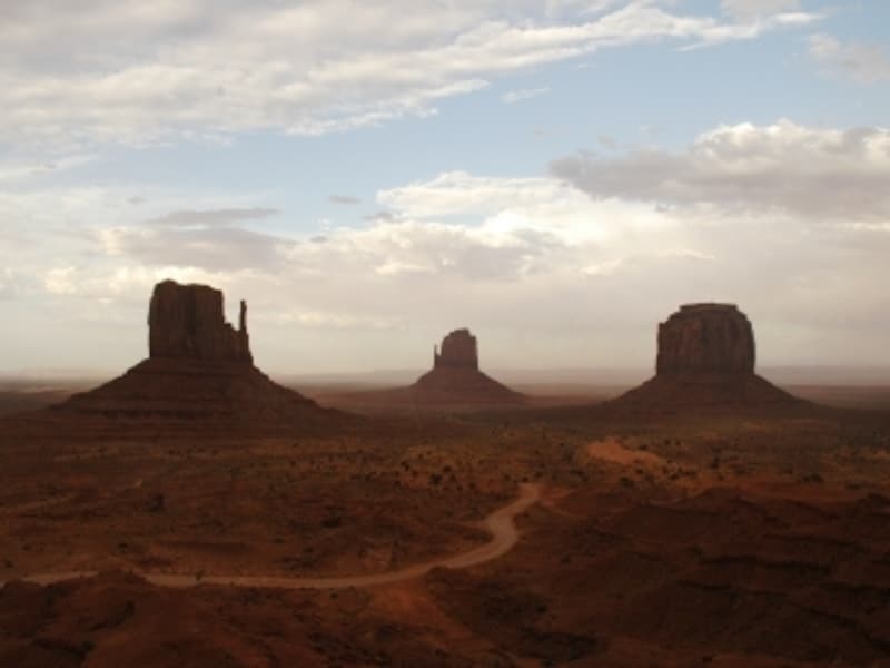 モニュメントバレーにそびえるビュート