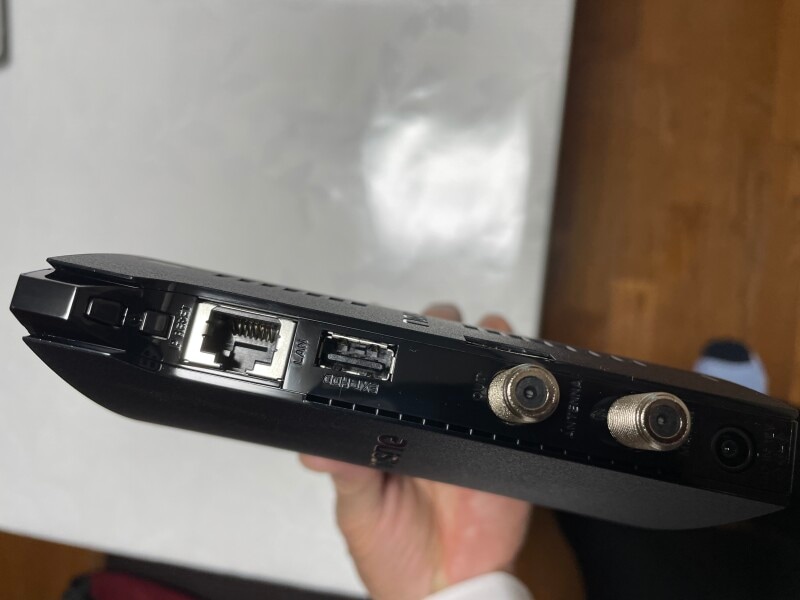 nasneの裏面には、HDMI端子がない。動画のやり取りは、すべてLANコネクタで行う。