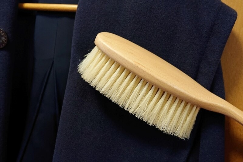 洋服ブラシを1つ持っていると、コートだけでなく帽子など小物のケアにも大活躍。こちらの豚毛のブラシは1本1本が柔らかくコシもあるため、ブラッシングしやすい。
