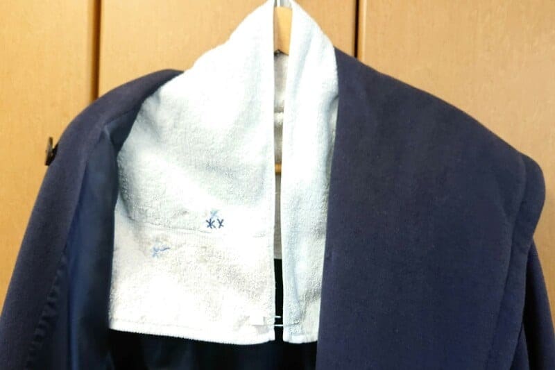 ハンガーに除湿シートやタオルをかけておくと吸湿や消臭作用を期待できる。タオルは両端を安全ピンで留めてずり落ち防止を。