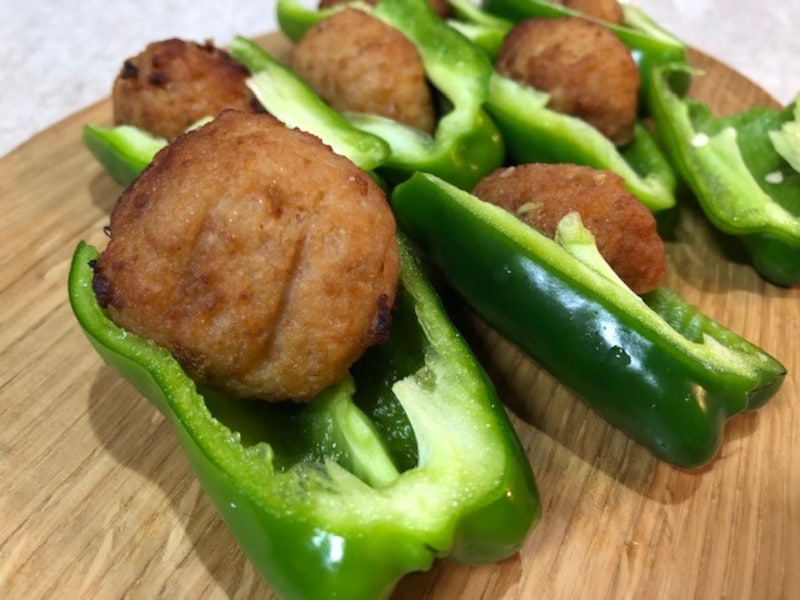 ピーマンが大きければ、つくねをそのまま入れる