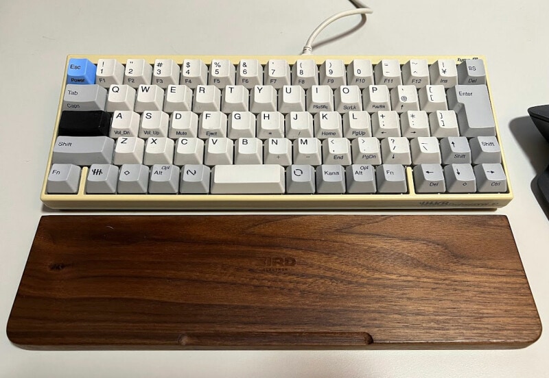 筆者が10年以上使い続けている「HHKB Professional JP」。本体の見た目が少し経年劣化しているくらいで現役です