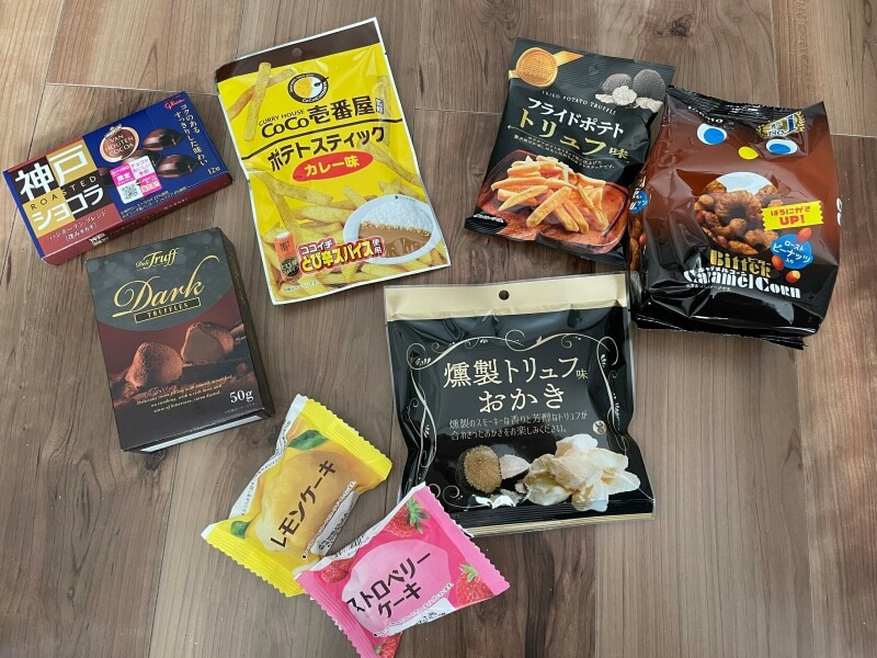 ダイソーの「菓子類」　レモンケーキ・ストロベリーケーキは2つで108円（税込）その他は1つ108円（税込）