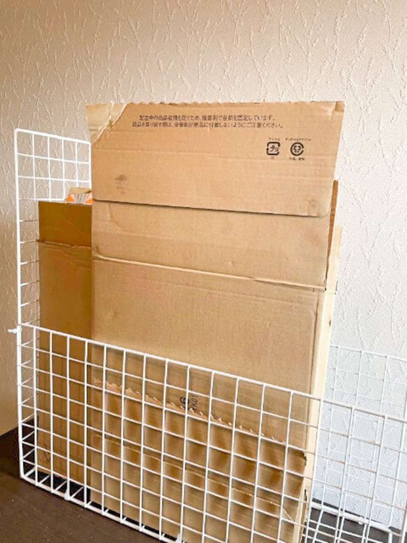 100円ショップのワイヤーネットで作ったダンボール置き場