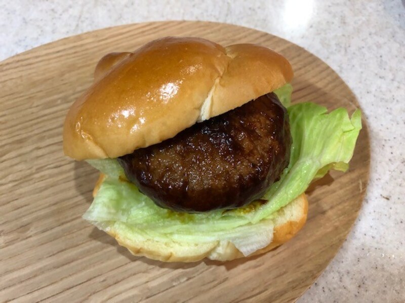 レタスなど野菜と一緒にサンド