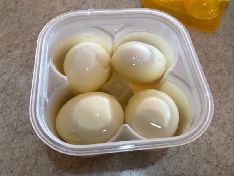 殻をむいて本体に入れ、だしを入れる