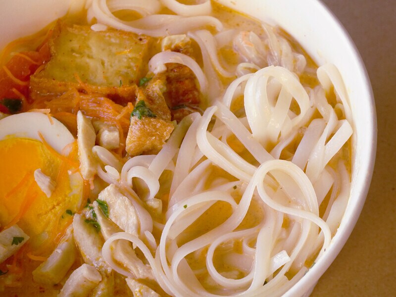 成城石井の「シンガポール風ラクサ」。麺は米麺