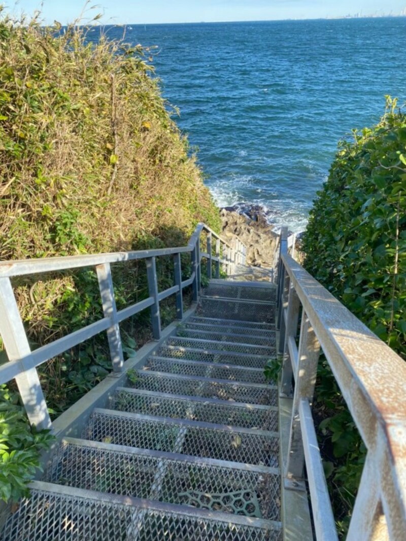 海に向かってまっすぐ降りていくことのできる階段