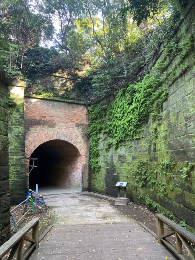 レンガ造りのトンネルがひっそりと現れる。日本で最も古い建造物の1つと言われている