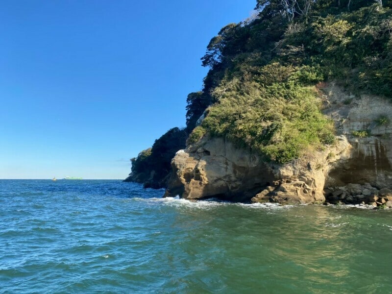 水面から覗く岩肌の景色が、無人島に到着したことを実感させてくれる