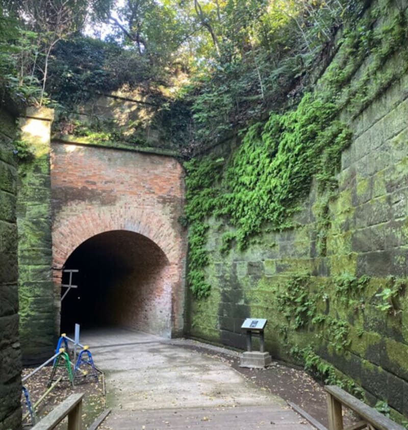 レンガ造りのトンネルがひっそりと現れる。日本で最も古い建造物の1つと言われている