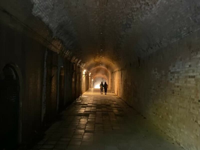 トンネルの中では、幻想的な写真を残せる