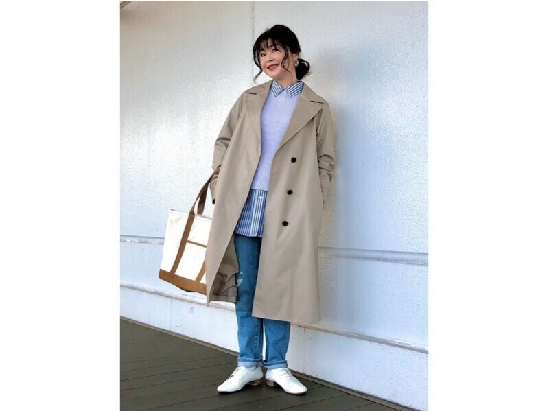 デニムを大人っぽくまとめてくれるトレンチコート 出典:StyleHint