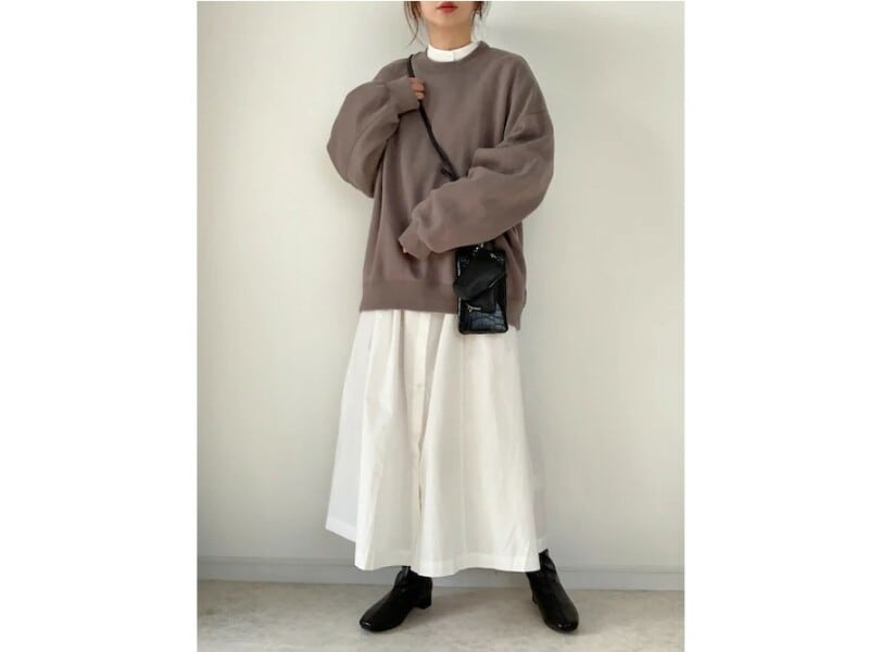 ゆったりサイズのスウェットは一枚でも重ね着でも使えて便利 出典:WEAR