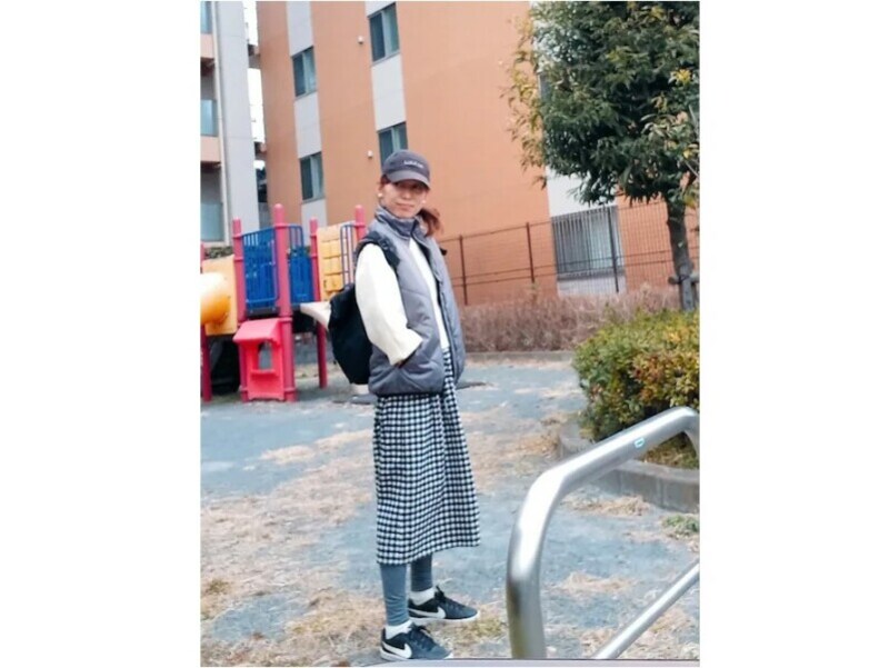 光沢感のきれいなグレーのダウンベストはコーデにも合わせやすい　出典：WEAR