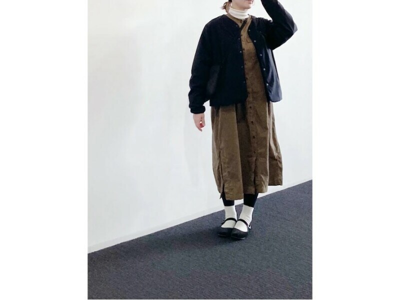 ワンピースの上からも気軽に羽織れる中綿ブルゾンがあると便利　出典：WEAR