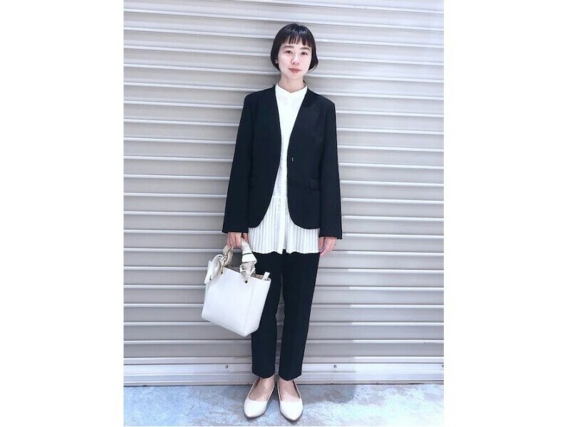 黒のジャケット&パンツにインナーや小物で明るさをプラス 出典:WEAR
