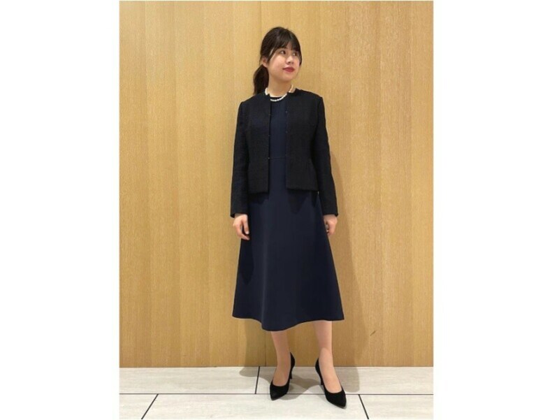 一枚でも着られるワンピースにジャケットを羽織るのもおすすめ 出典:WEAR