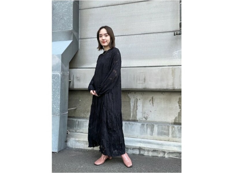 透け感のある素材とギャザーが上品で大人可愛い雰囲気に 出典:WEAR