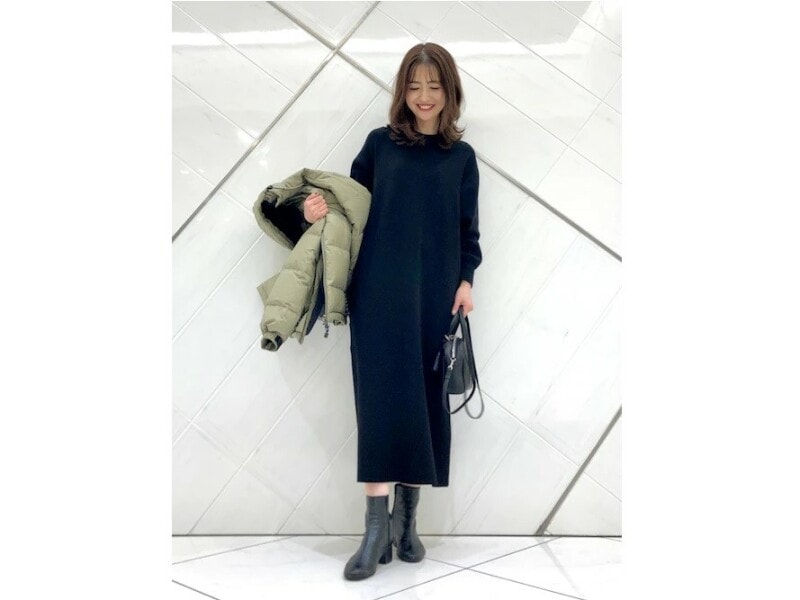 シンプルでもどこかおしゃれに見えるシンプルなニットワンピース 出典:WEAR