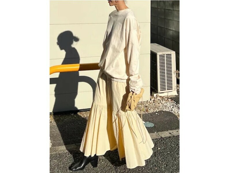 可愛いイメージの強いティアードスカートもワントーンなら大人っぽい 出典:WEAR