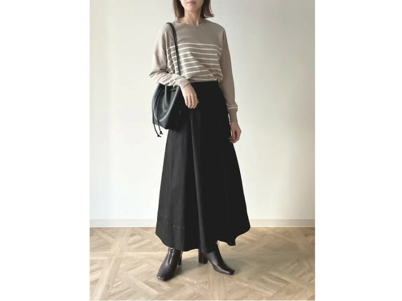 春の定番、ボーダーカットソーは黒のフレアロングスカートで上品な甘さに 出典:WEAR