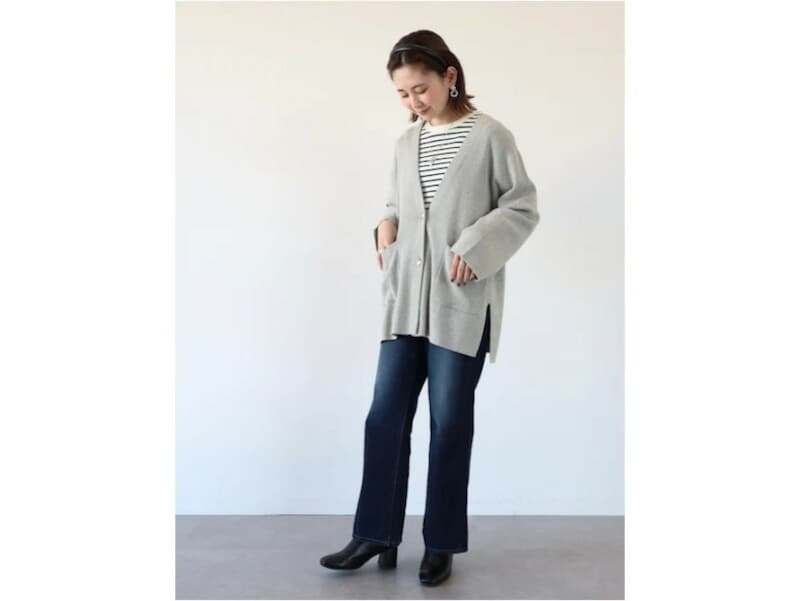 フレアデニムはオーバーサイズのトップスに合わせてゆったり着て 出典:WEAR