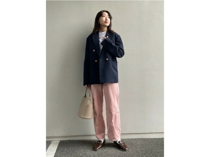 カラーデニムにジャケットを合わせてきれいめコーデに 出典:WEAR