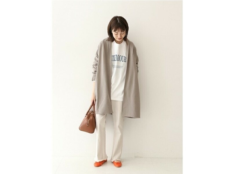 ホワイトやベージュ系のデニムでカジュアルコーデに清潔感をプラス 出典:WEAR