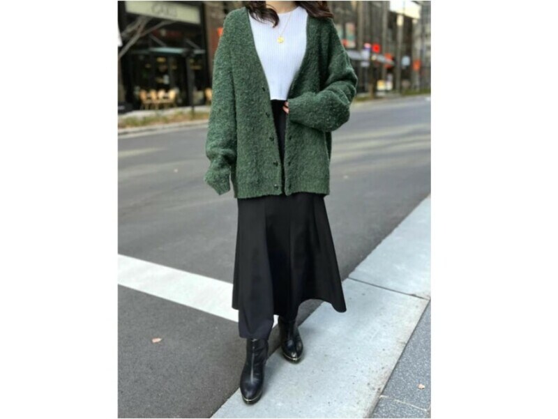 シルエットが特徴的なマーメイドスカートはトップスでバランスを取って　出典：WEAR