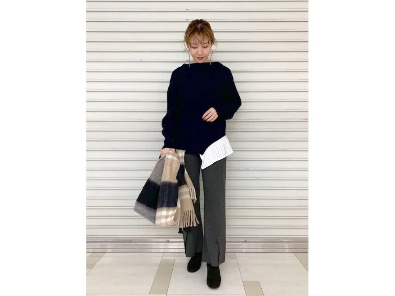 スリットを足元に馴染ませるのが大人向けなポイント　出典：WEAR