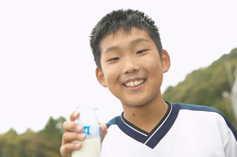牛乳を持つ少年