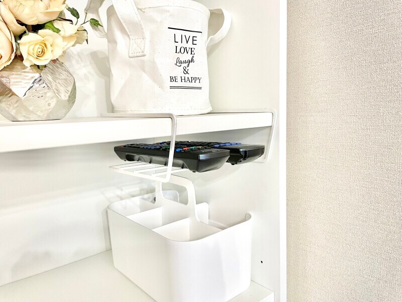 収納棚のちょっとした隙間にリモコンの定位置を作れる