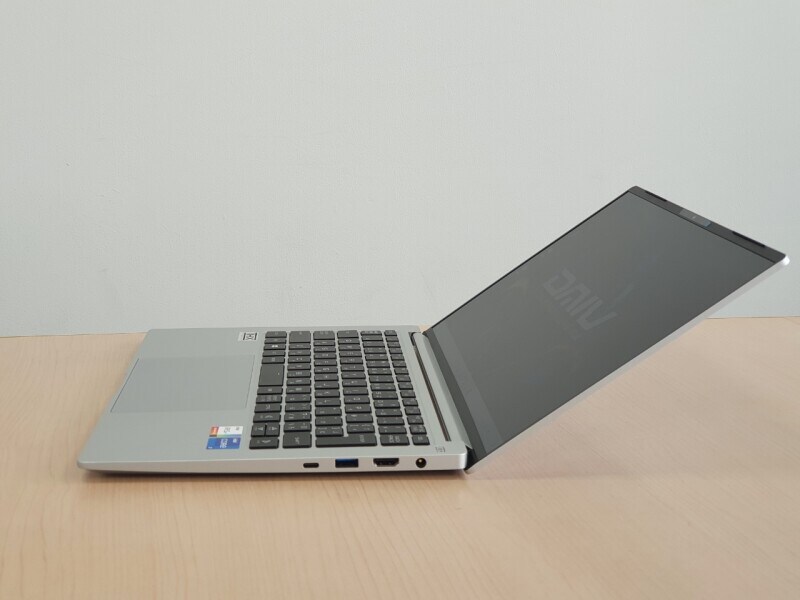 本体は薄型