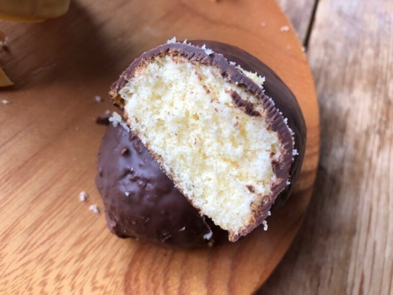 残念ながら、中のスポンジはチョコ風味ではない