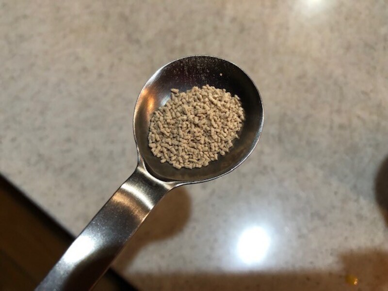 顆粒だしを約1g(小さじ3分の1)を入れる