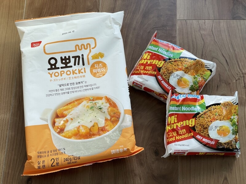 韓国 ヨッポギチーズ 375円(税込)/インドネシア ミーゴレン 1袋118円(税込)