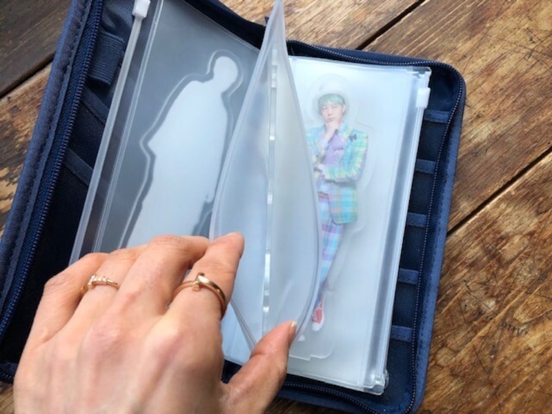 ファスナーが全開になってアクスタを入れやすい