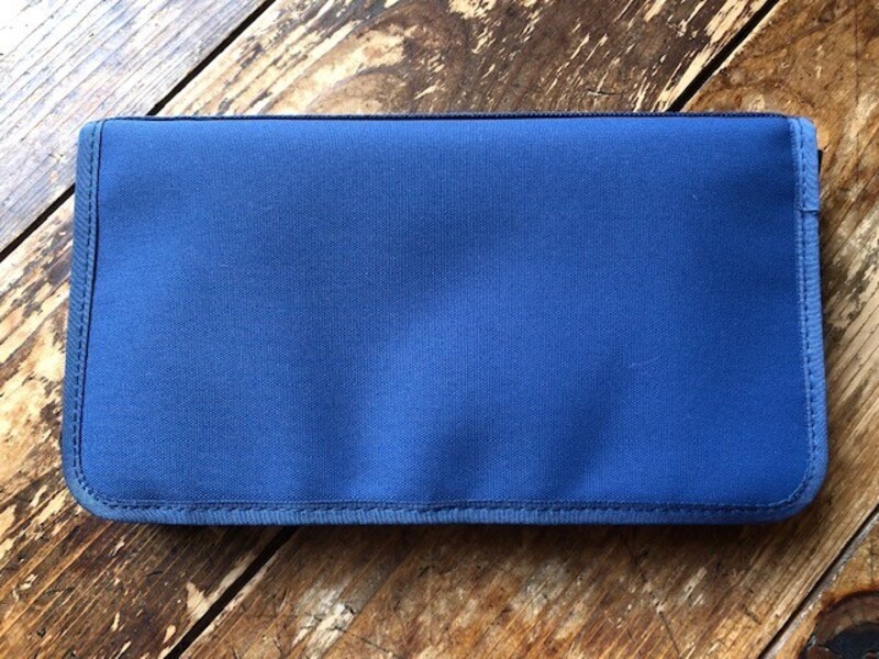 外側はかためで中のものを保護してくれる